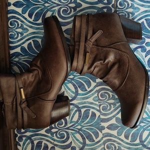 Never Worn. BARETRAPS Rhapsody Brown Casual Ankle Booties Boots Size 11 US